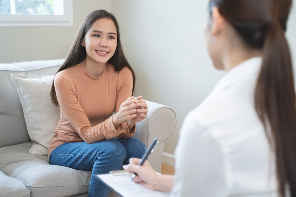 Consejera de salud mental. Mujer joven durante la charla de la sesión de terapia 
